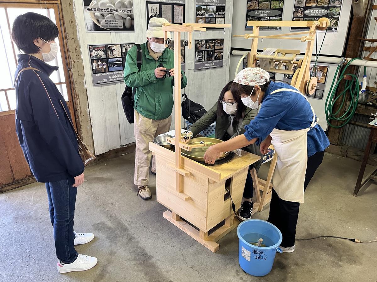 いなぶまゆっこクラブ「糸取り作業自由参観日」